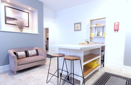 Wigan Apartment | Wigan Central Comfort | Amazing Family Apartment + Free Parking | 6 Guests