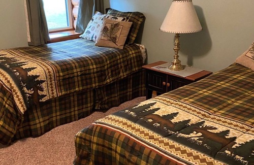 Gladwin Cabin | Wiggins Lakefront, dock and beach! Kayaks, paddle boats & MORE! UP NORTH FEEL!