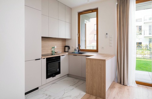 Wilanow Apartment | Wilanów Sarmacka Apartment with Garden
