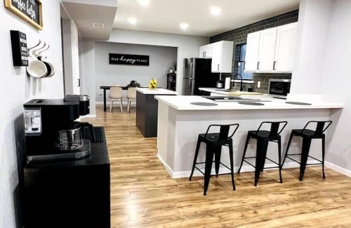McAllen House | Wild Daffodil Prime Location 4 Bedroom- 3.5 Bath