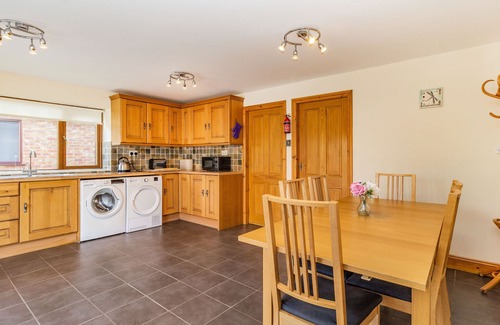 Appley Bridge Cottage | WILD DUCK LODGE, family friendly, with a garden in Mawdesley