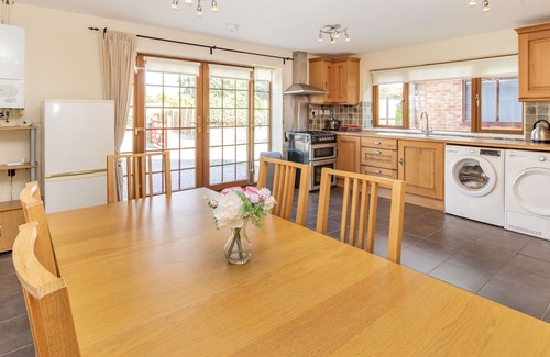 Appley Bridge Cottage | WILD DUCK LODGE, family friendly, with a garden in Mawdesley