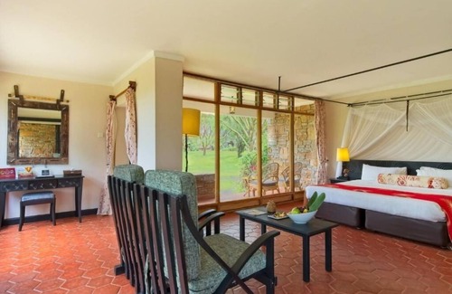 Maasai Mara Cabin | Wild Escape: Room with Breathtaking View | Free Parking