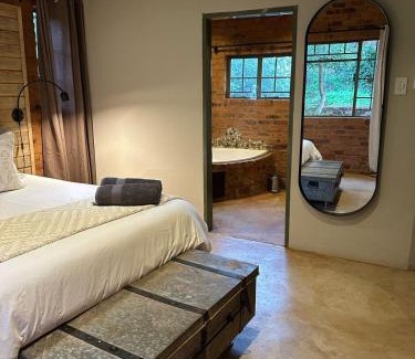 Pretoria Apartment | Wild Fig Cottage with Tickle Tub in Hartbeespoort