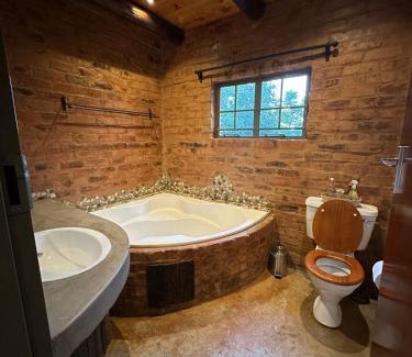 Pretoria Apartment | Wild Fig Cottage with Tickle Tub in Hartbeespoort
