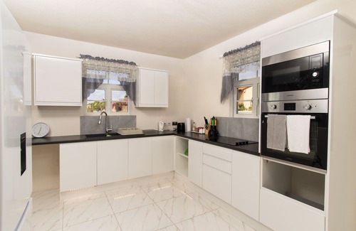 Ealing Park Apartment | Wild Flower Boutique Apartments 🌸n