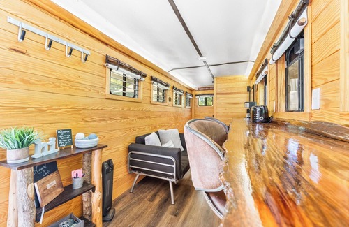 Conway House | π Wild Horse Retreat | Unique Tiny Home Glamping πΏπ₯
