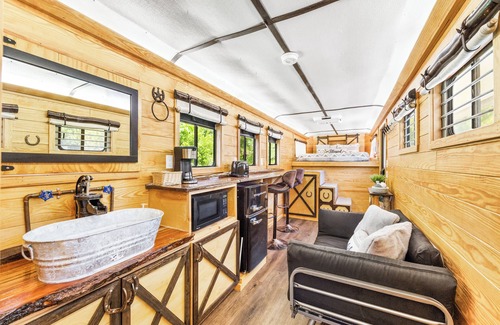 Conway House | π Wild Horse Retreat | Unique Tiny Home Glamping πΏπ₯