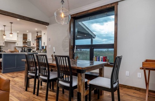 Victor House | Wild Mustang: Great for Large Groups, Lots of Space Inside & Out, Views, Pet Friendly