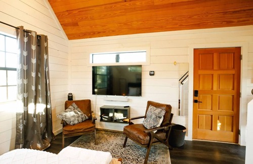 Dripping Springs Apartment | Wild Oak Cottage, Cabin on cliff w pro coffee!