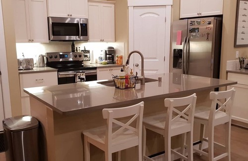 Forks House | ★ Wild West Coast Getaway ★ Hot Tub ★ game room ★ Starlink ★ creek ★ in town ★