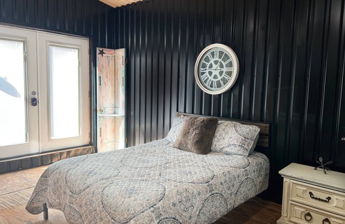 Early Cabin | Wild West Town Los Trece - 5-bedroom/2-bathroom Lodge, Pool, Hot Tub