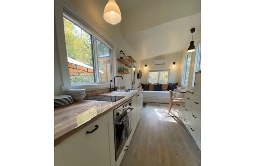 Central Kootenay Cottage | Wild Woods Creek Cottage near Whitewater Ski Hill with hot tub