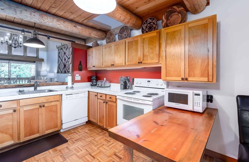 Sunriver Condo | WILD09 - Golf Course Condo, Close to Village, A/C, Bikes