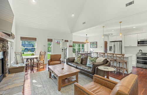 Glenville House | Wildcat Cottage - Luxury home w/Chinquapin Community Amenity Perks