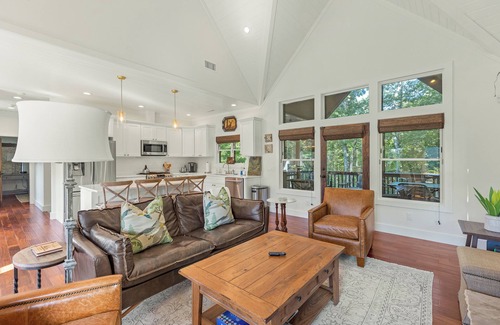 Glenville House | Wildcat Cottage - Luxury home w/Chinquapin Community Amenity Perks