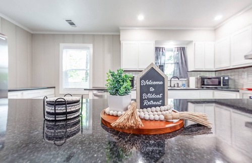 McKenzie House | Wildcat Retreat, newly remodeled home .6 miles away from Bethel University!