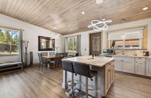 Eureka Cabin | Wilderness Club Quarters – Cozy Home For 4 Near Golf & Shops