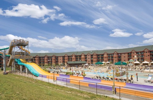 Lake Delton Condo | Wilderness Fun! 2BR Condo with Waterpark Passes!