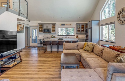 Alta House | Wilderness retreat with hot tub & balcony access