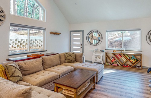 Alta House | Wilderness retreat with hot tub & balcony access