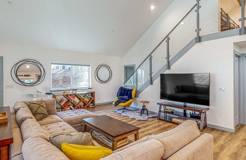 Alta House | Wilderness retreat with hot tub & balcony access