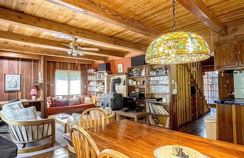 Burnt Ranch Cabin | Wilderness retreat with board games & large porch - mountain views