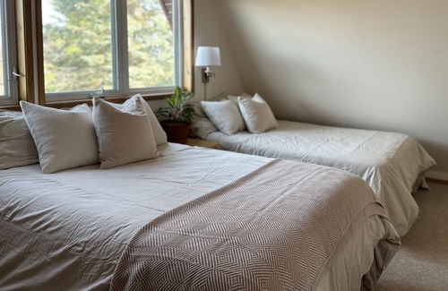 Calabogie House | Wildflower Calabogie | Sunsets & Lake Views