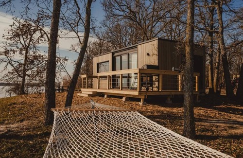 Quinlan Cabin | Wilding Hotels Tawakoni Lakefront Suite