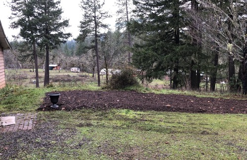 Cave Junction Cottage | Wildlife Preserve, Country Cottage, Spacious