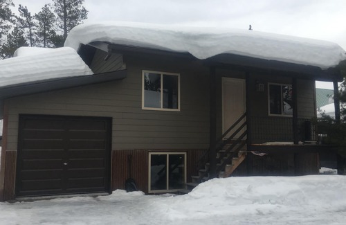 West Yellowstone House | Wildlife Themed Cabin - Close to everything! 1 mile to Yellowstone Park!