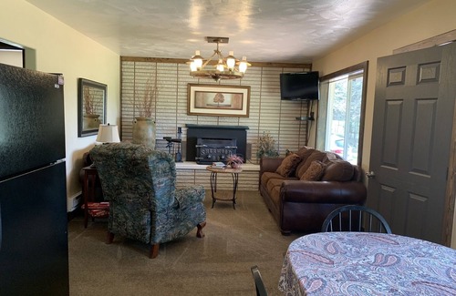 Mammoth Creek Cabin | Wildlife Viewing/Spectacular/Hot Tub/Isolated/Bryce Canyon -Zion Getaway