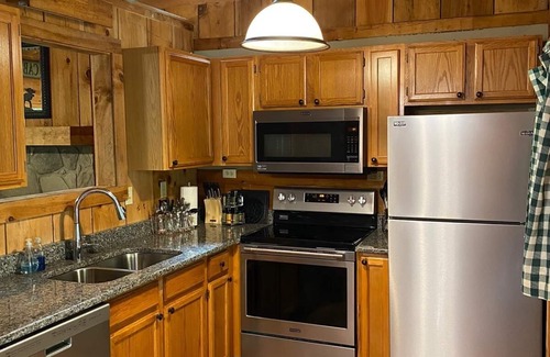 Gatlinburg - Pigeon Forge Cabin | Wildrose Peak Cabin - Beautiful Couple's Cabin with wonderful deck/hot tub.