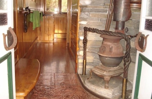 Hari Hari Cabin | Wildside Lodge (romantic off-grid cabin)