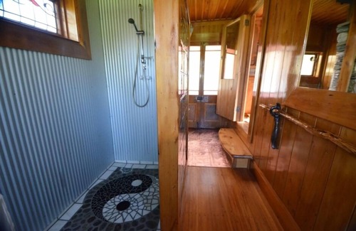 Hari Hari Cabin | Wildside Lodge (romantic off-grid cabin)