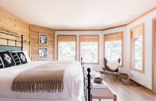 Kingswood Estates Cabin | Wildwood by AvantStay | Seclusion In The Woods w/ 3 Decks! 15mins from NrthStar!