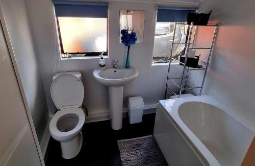 Beattock House | Wildwood Cabin - Sleeps 6 Hot Tub & Parking