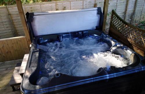 Beattock House | Wildwood Cabin - Sleeps 6 Hot Tub & Parking