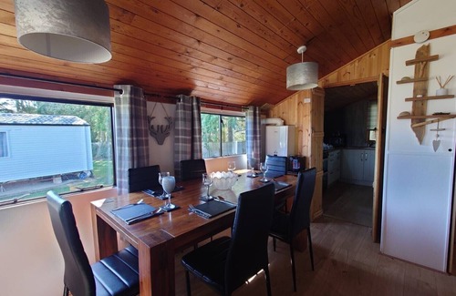 Beattock Cabin | Wildwood Cabin - Sleeps 6, Hot Tub & Parking