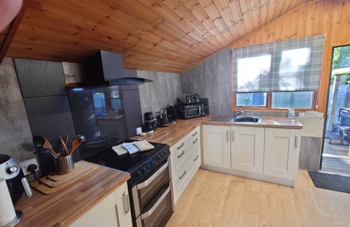 Beattock Cabin | Wildwood Cabin - Sleeps 6, Hot Tub & Parking