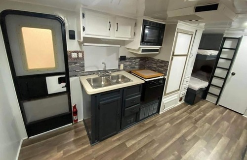 Dover House | Wildwood Camper De Sleeps 5