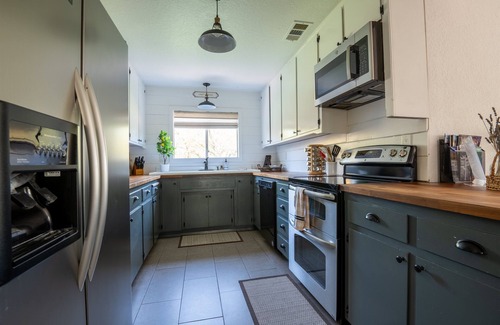 Atascadero House | Wildwood Cottage-Family Friendly Wine Country Stay