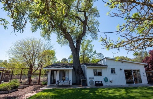 Atascadero House | Wildwood Cottage-Family Friendly Wine Country Stay
