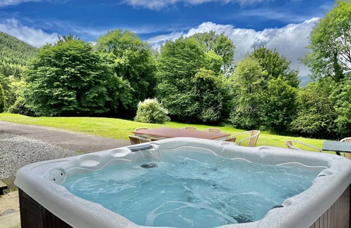 West Laroch Cottage | Wildwood Cottage with Hot Tub - sleeps 8 guests in 4 bedrooms