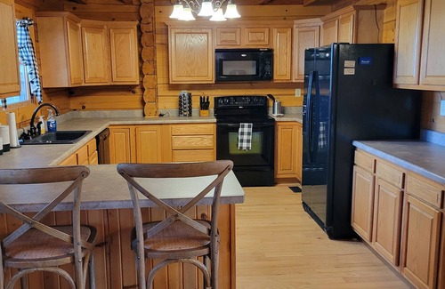 Texico Cabin | Wildwood Escape Cabin - Lake, Kayaks, Fishing, Dock, Patio, Garden, Huge Firepit