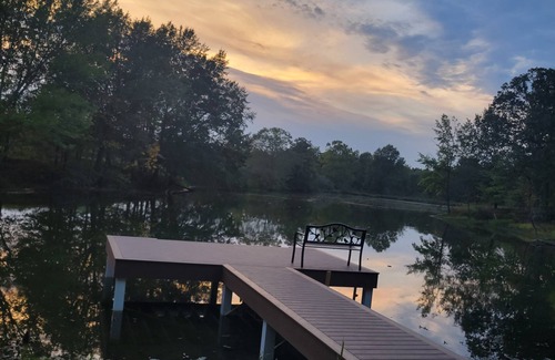 Texico Cabin | Wildwood Escape Cabin - Lake, Kayaks, Fishing, Dock, Patio, Garden, Huge Firepit