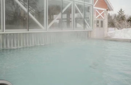 Oro-Medonte Condo | Wildwood Hot Tub + Indoor/Outdoor Pool + Sauna + Game Room