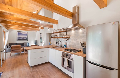 Tahoe Vista House | Wildwood - Modern 2 BR Private Hot tub. Walk to Regional Park and Trails
