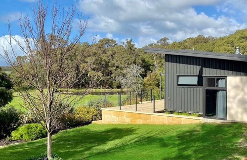 Yallingup Siding House | Wildwood Retreat: Luxury Vineyard Escape