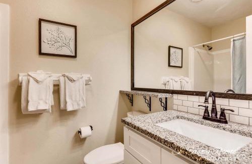 Four O'Clock Apartment | Wildwood Suites 206 by Ski Country Resorts